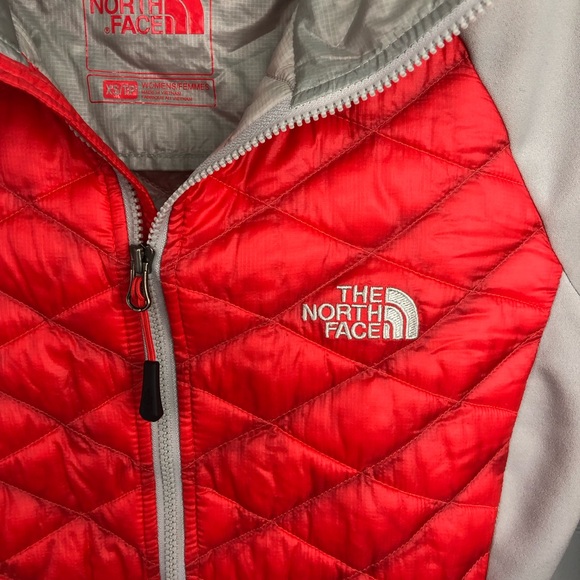 The North Face Red and Gray Puffer Jacket with Quilted Design - Picture 4 of 9